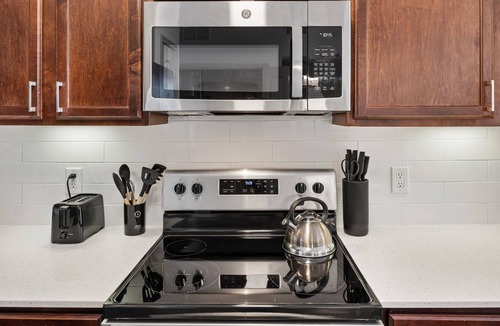 Frisco Apartment | Chic 1-BR Haven w/King Bed, Sofa bed, Pool, Gym in Prime Frisco