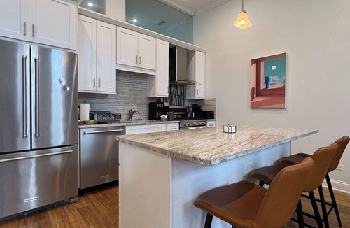 Near West Side Apartment | Chic 1 BR w Parking