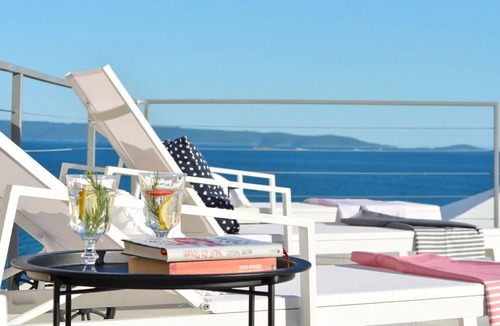 Seget Vranjica Apartment | Chic 125m2 apartment in the villa with pool, close to the beach, sea view, 5km from Trogir