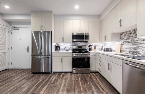 West Hollywood Bed & Breakfast | Chic 1BD in W Hollywood | Free Parking, Gym&Lounge