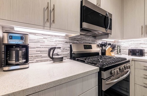 West Hollywood Bed & Breakfast | Chic 1BD in W Hollywood | Free Parking, Gym&Lounge