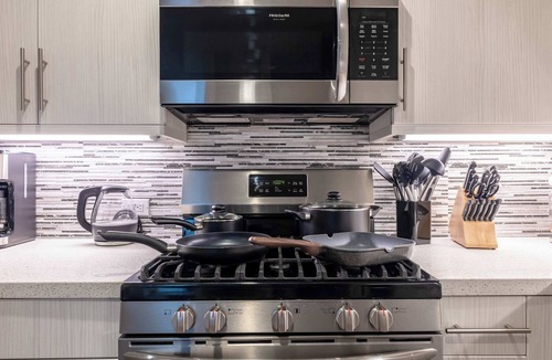 West Hollywood Bed & Breakfast | Chic 1BD in W Hollywood | Free Parking, Gym&Lounge