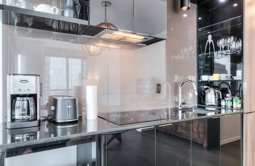 Financial District Condo | Chic 1BR Condo in Down Town w/Balcony Views