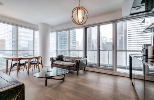 Financial District Condo | Chic 1BR Condo in Down Town w/Balcony Views