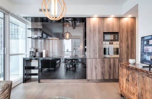 Financial District Condo | Chic 1BR Condo in Down Town w/Balcony Views