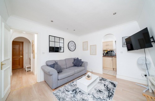 Courtfield Apartment | Chic 1BR Flat | Bright Kensington Escape