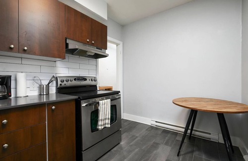 Cote-Des-Neiges—Notre-Dame-De-Grace Apartment | Chic 1BR Haven – Stylish & Cozy in MTL