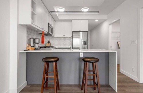 Sunnyside Apartment | Chic 1BR Kensington unit W/Free UG Parking