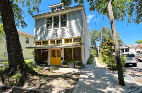 Algiers Point Hotel | Chic 1BR loft wking bed & full kitchen near ferry