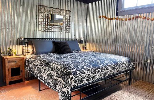 Algiers Point Hotel | Chic 1BR loft wking bed & full kitchen near ferry
