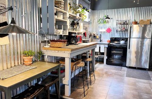 Algiers Point Hotel | Chic 1BR loft wking bed & full kitchen near ferry