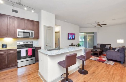 Astrodome Apartment | Chic 1BR Near Med Center · Pool · King · Parking