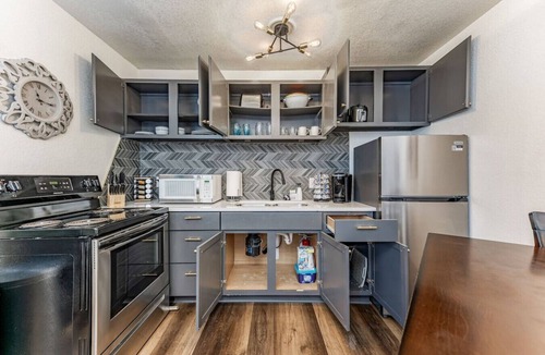 Wichita Apartment | Chic 1BR Near Old Town & Wichita State Univ + WIFI