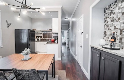 Near Northside House | Chic 1BR Retreat with Sofa Bed, Free Parking