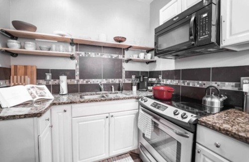 Near Northside House | Chic 1BR Retreat with Sofa Bed, Free Parking