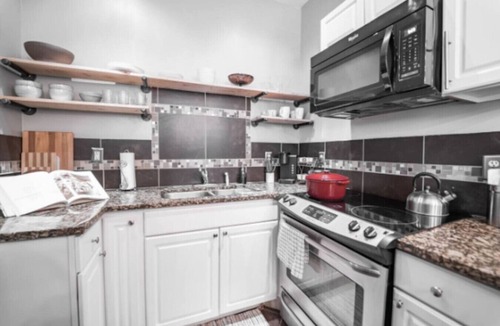 Near Northside House | Chic 1BR Retreat with Sofa Bed, Free Parking