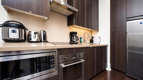 Toronto Entertainment District Apartment | Chic 1BR Suite - Harbourfront Nearby