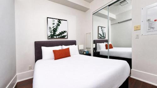 Toronto Entertainment District Apartment | Chic 1BR Suite - Harbourfront Nearby