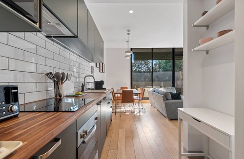 St Kilda Apartment | Chic 2-Bed Apartment in Vibrant St Kilda