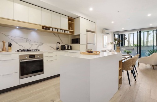 Ivanhoe Apartment | Chic 2-Bed Apartment with Undercover Parking