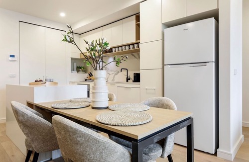 Ivanhoe Apartment | Chic 2-Bed Apartment with Undercover Parking