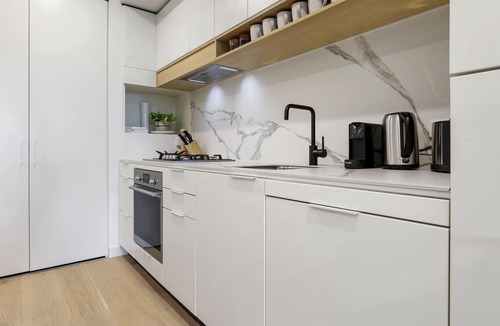 Ivanhoe Apartment | Chic 2-Bed Apartment with Undercover Parking