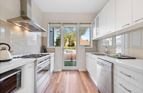 Yarraville Apartment | Chic 2-Bed Home By Bustling Shops