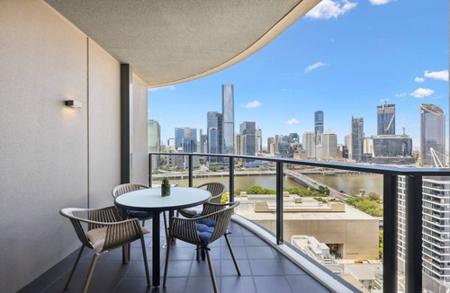 South Brisbane Apartment | Chic 2-Bed with Rooftop Pool Overlooking the City