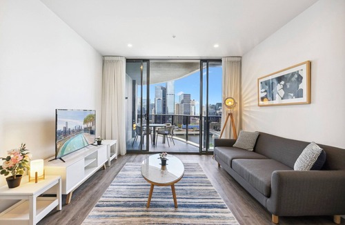 South Brisbane Apartment | Chic 2-Bed with Rooftop Pool Overlooking the City