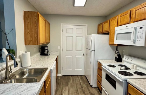 Greenville Apartment | Chic 2-bedroom apartment with fitness room and Pool in welcoming Greenville