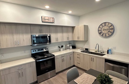 Brentwood Apartment | Chic 2-bedroom apartment with WiFi, AC in welcoming Brentwood