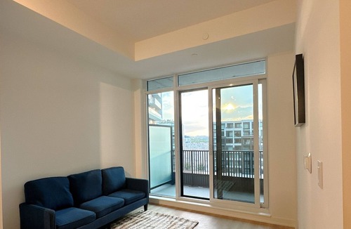 Unionville Apartment | Chic 2-bedroom apartment room, free parking in Downtown Markham