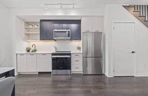 Harwood Apartment | Chic 2-Bedroom Apartment with Parking