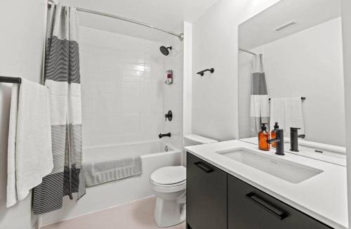 Harwood Apartment | Chic 2-Bedroom Apartment with Parking
