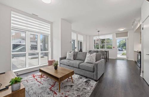 Harwood Apartment | Chic 2-Bedroom Apartment with Parking