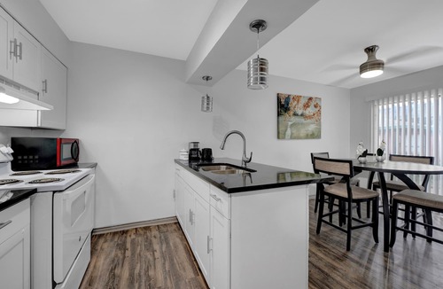 Junius Heights Apartment | Chic 2-bedroom apartment with WiFi, AC in vibrant Dallas