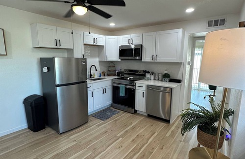 Oak Lawn Apartment | Chic 2-bedroom apartment with Pool view, fitness room in fabulous Dallas