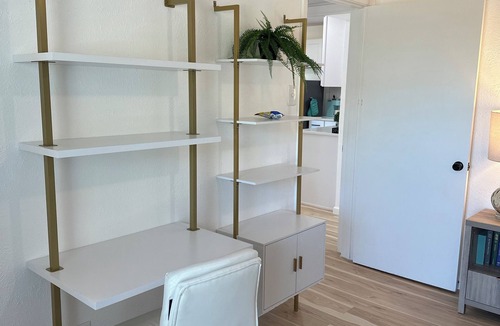 Oak Lawn Apartment | Chic 2-bedroom apartment with Pool view, fitness room in fabulous Dallas