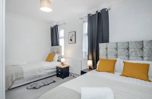Tilbury Apartment | Chic 2-Bedroom Flat - Sleeps 5 - Central Tilbury