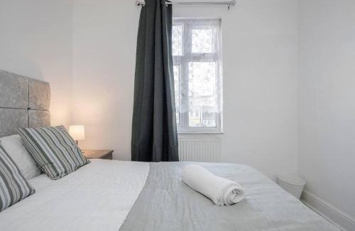 Tilbury Apartment | Chic 2-Bedroom Flat - Sleeps 5 - Central Tilbury