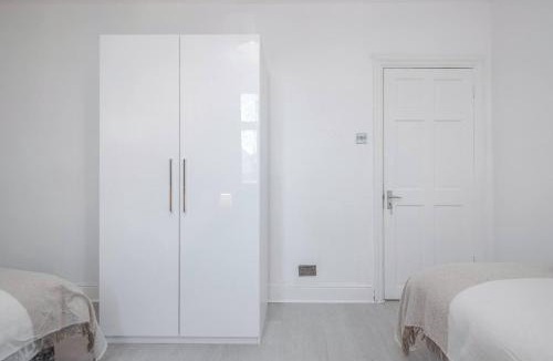 Tilbury Apartment | Chic 2-Bedroom Flat - Sleeps 5 - Central Tilbury