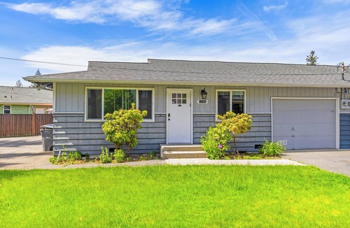Picnic Point-North Lynnwood House | Chic 2 bedroom Lynnwood Nest w/Kitchen & Yard