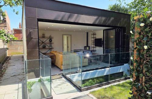 South Woodford House | Chic 2 Bedroom Modern Cave House