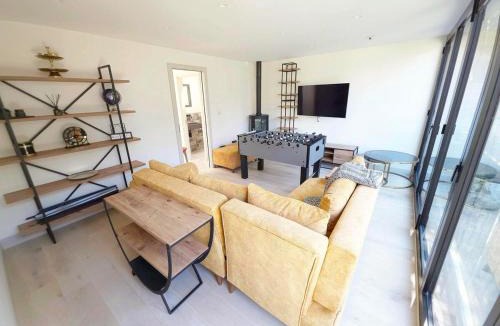 South Woodford House | Chic 2 Bedroom Modern Cave House
