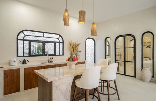 Batu Bolong Villa | Chic 2-Bedroom Private Pool Villa, 10min to Beach by Orivista
