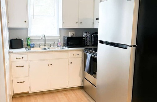 Piqua House | Chic 2-Bedroom Retreat With 2 TV’s