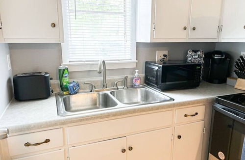 Piqua House | Chic 2-Bedroom Retreat With 2 TV’s