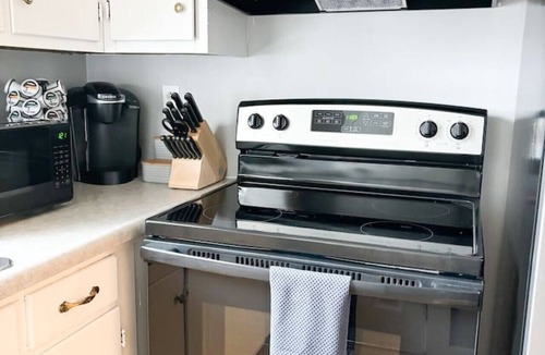 Piqua House | Chic 2-Bedroom Retreat With 2 TV’s