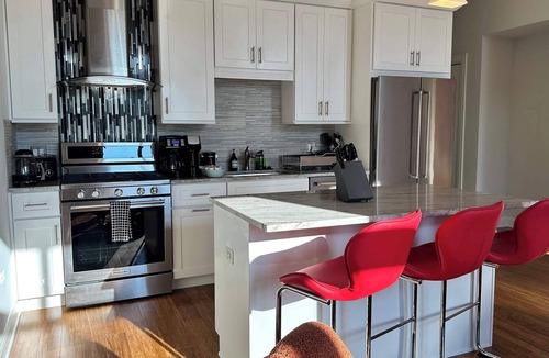 Near West Side Apartment | Chic 2 BR, 1 Parking, Sleeps 6!