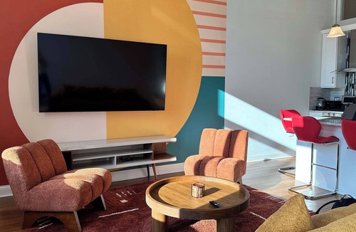 Near West Side Apartment | Chic 2 BR, 1 Parking, Sleeps 6!